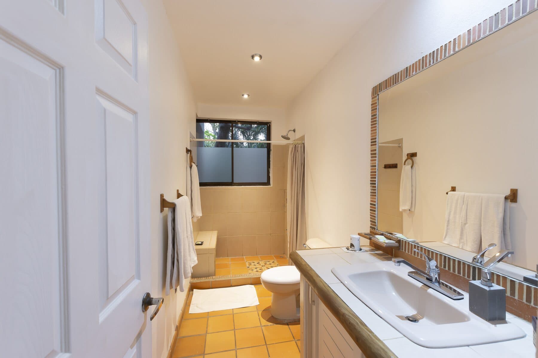 #1 King & Queen Garden Room 4