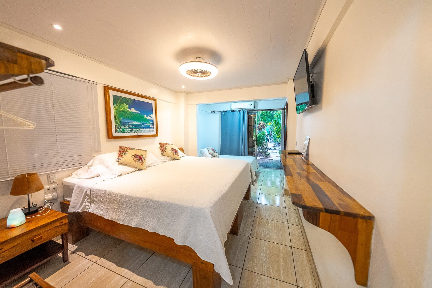 #8 Poolside King Room with Shared Kitchen 3