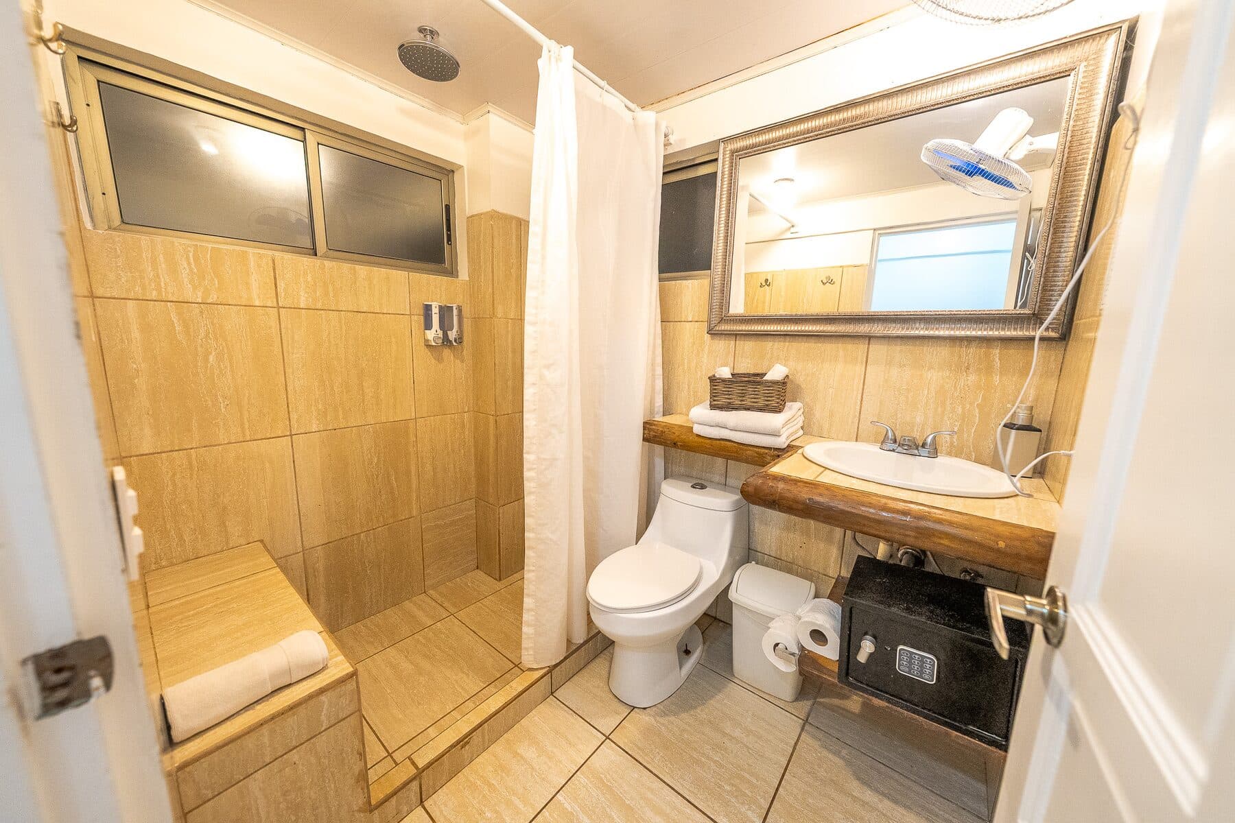 #8 Poolside King Room with Shared Kitchen 4